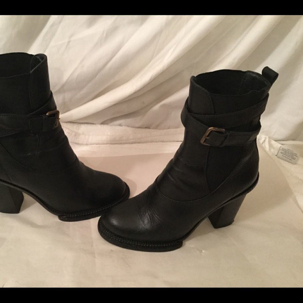 DEREK LAM WOMEN BLACK LEATHER HEELS CHELSEA